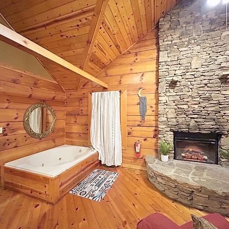 Honeymoon Hideaway Villa Gatlinburg Exterior photo